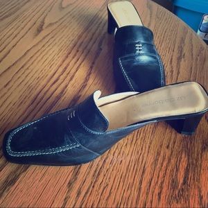Navy blue leather Liz Claiborne dress pumps.